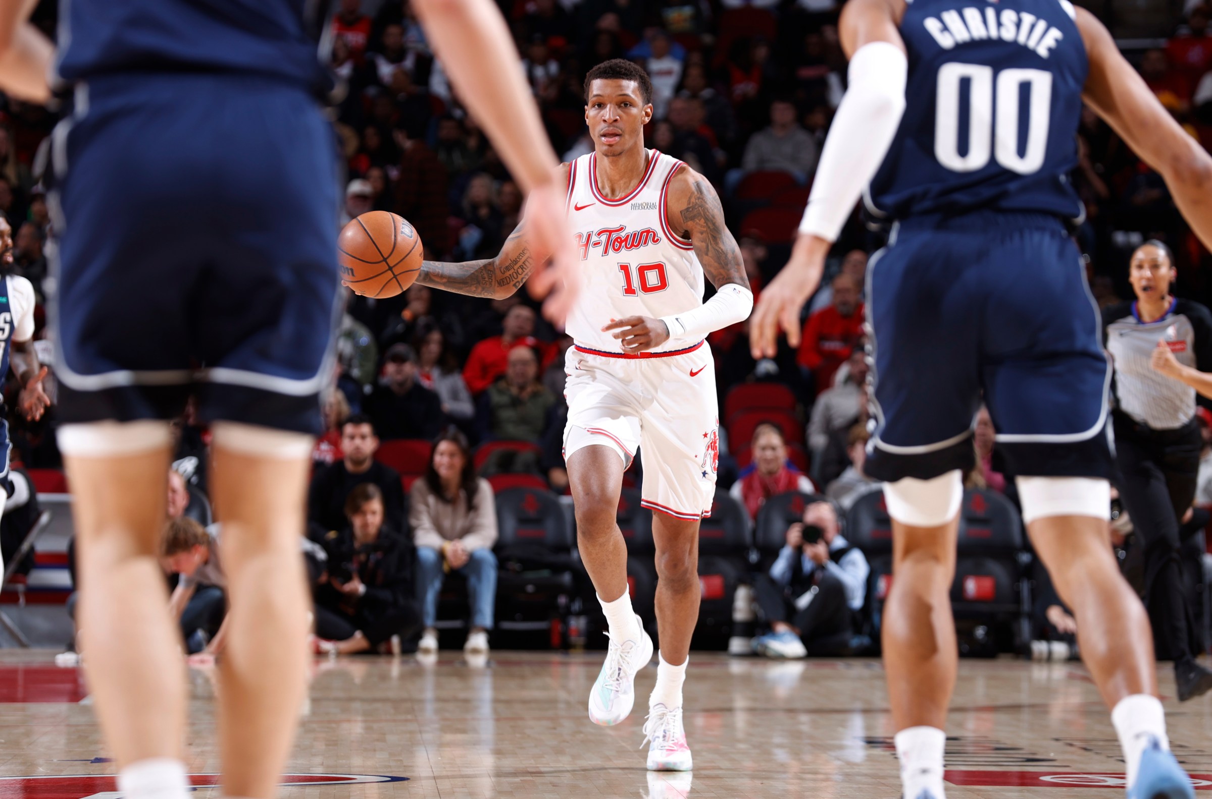 Houston overcomes infection by Dallasites, wins 111-107