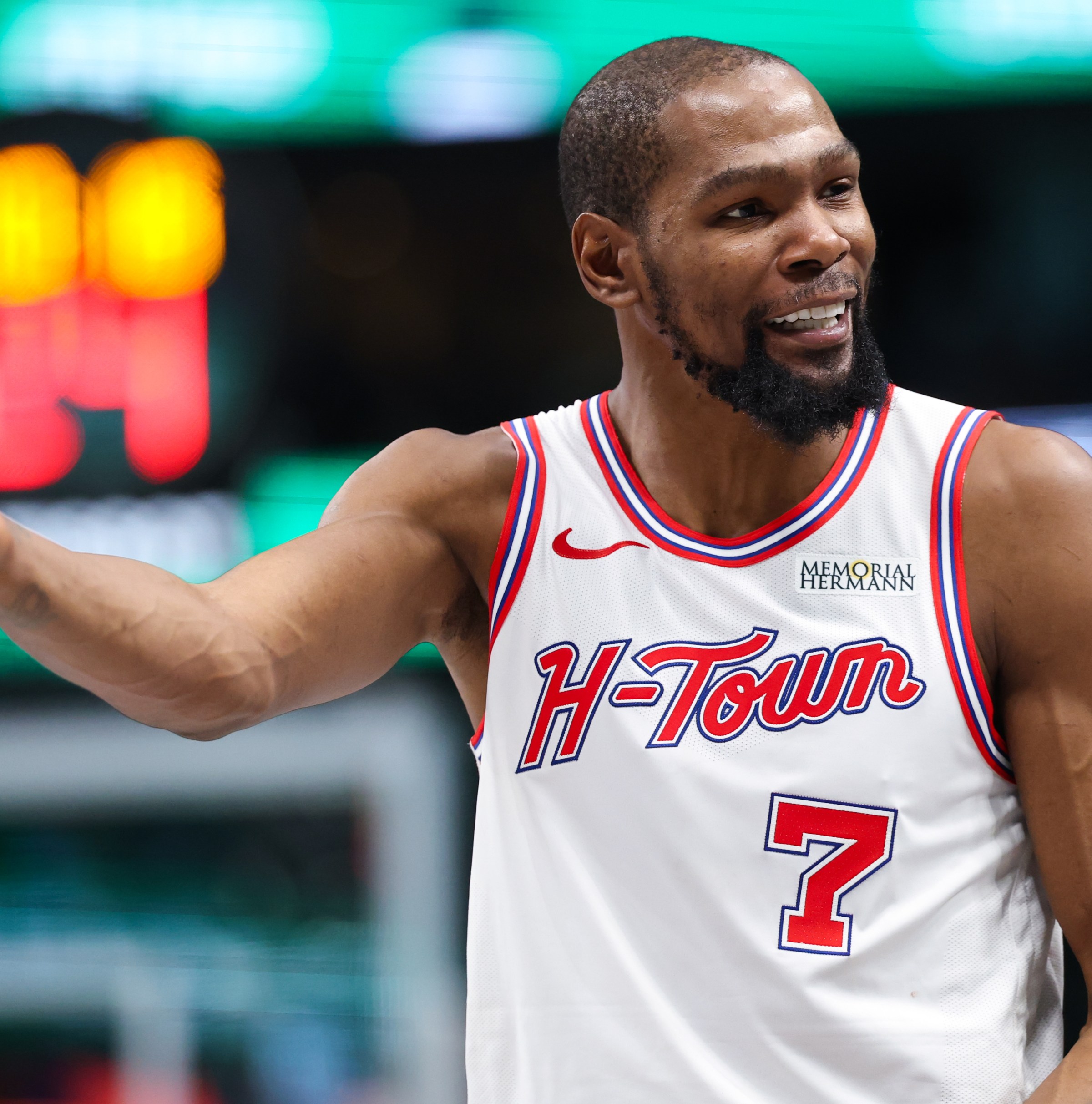 Rockets take on Suns in Houston