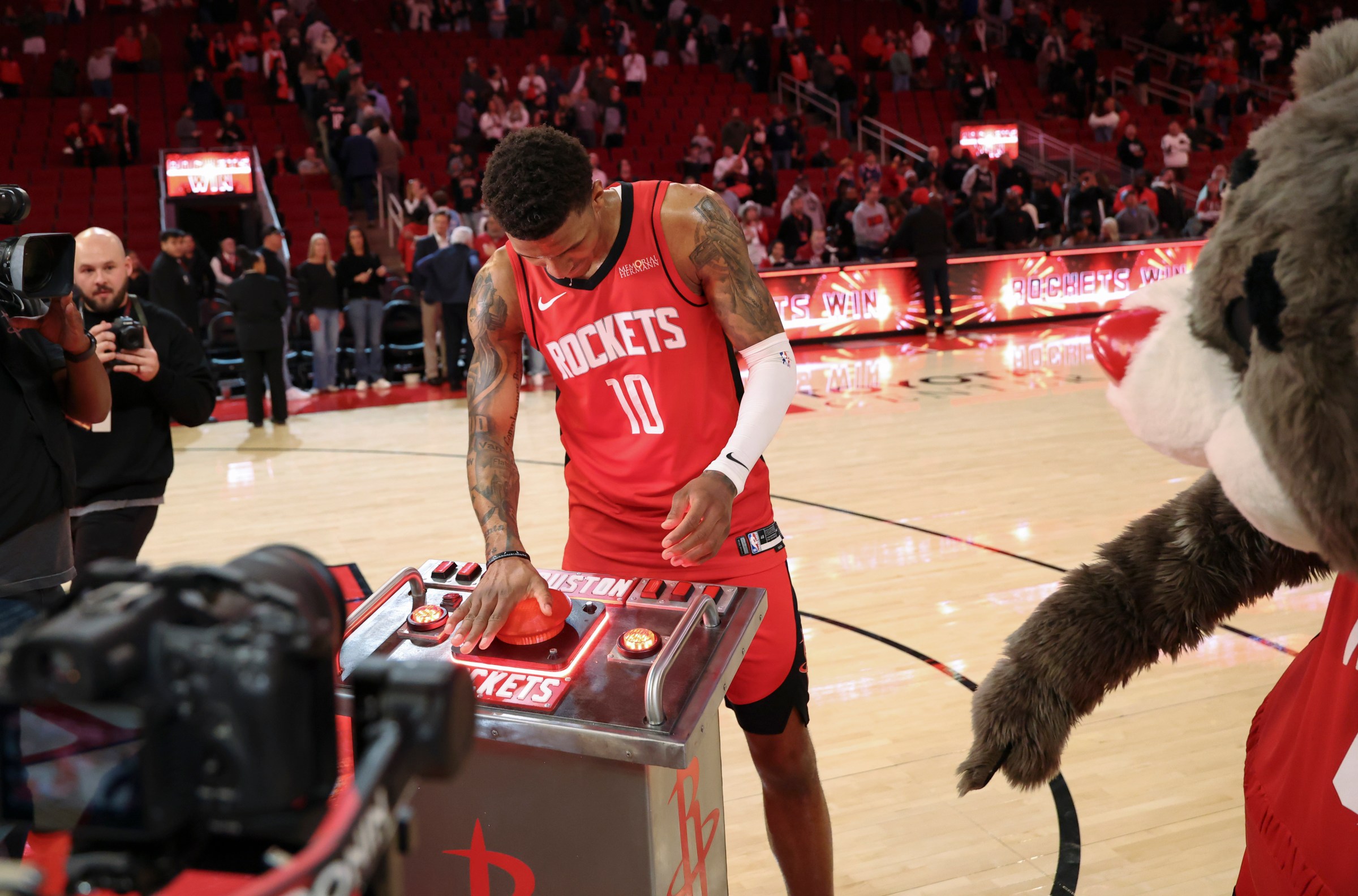 Rockets break losing streak at home over Bulls 119-113