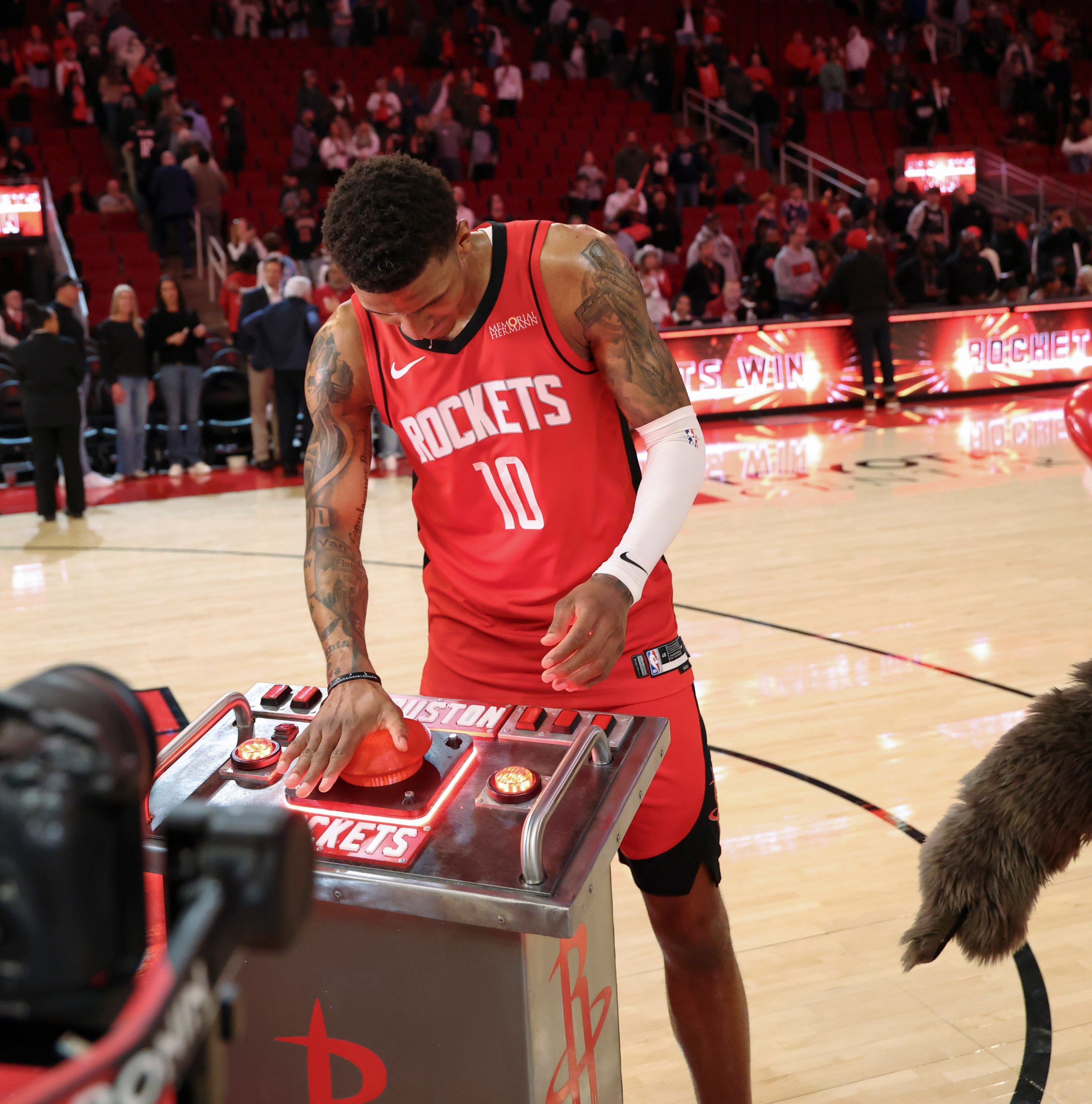 Rockets break losing streak at home over Bulls 119-113