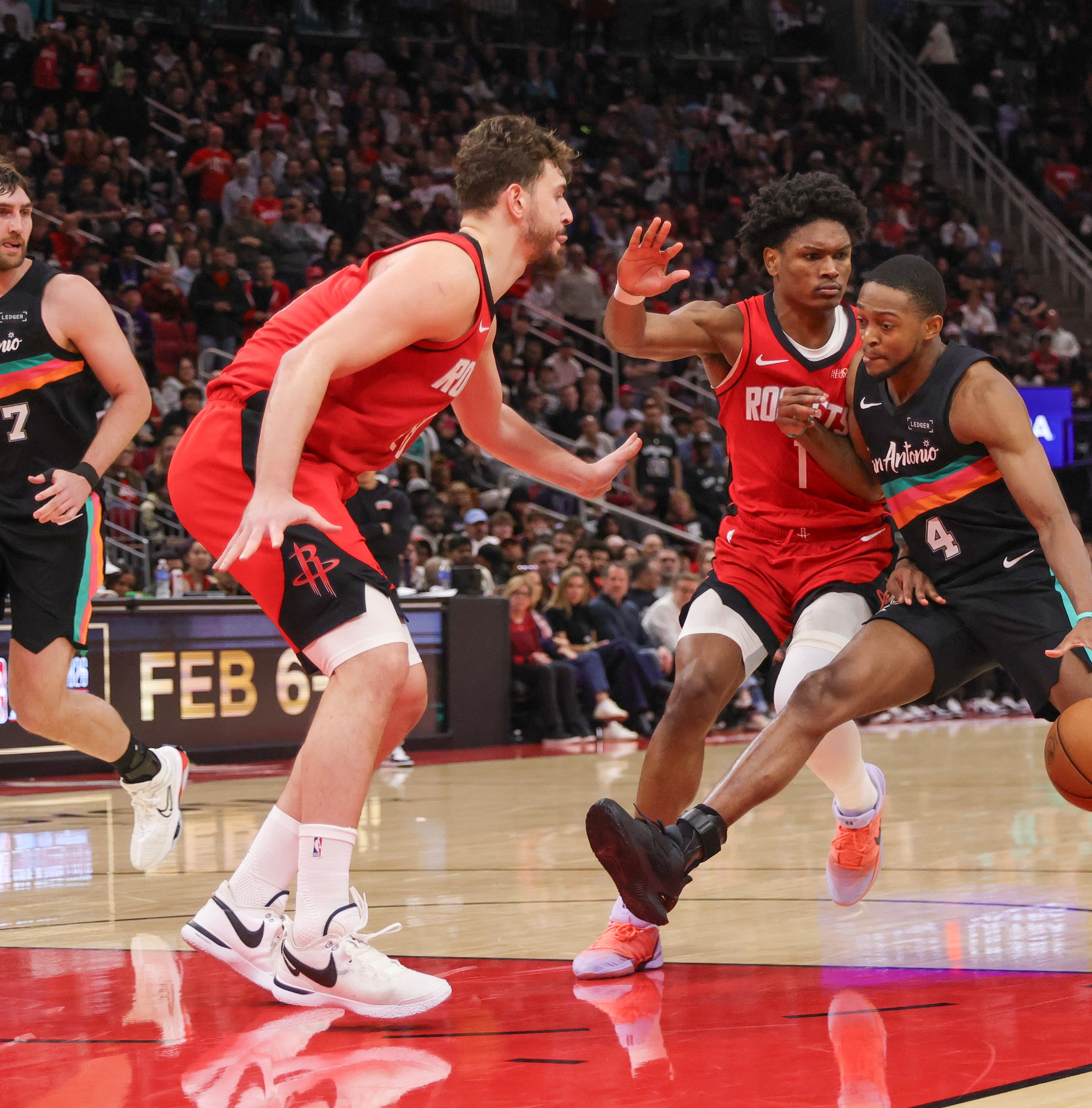 Rockets blast past Spurs 111-106